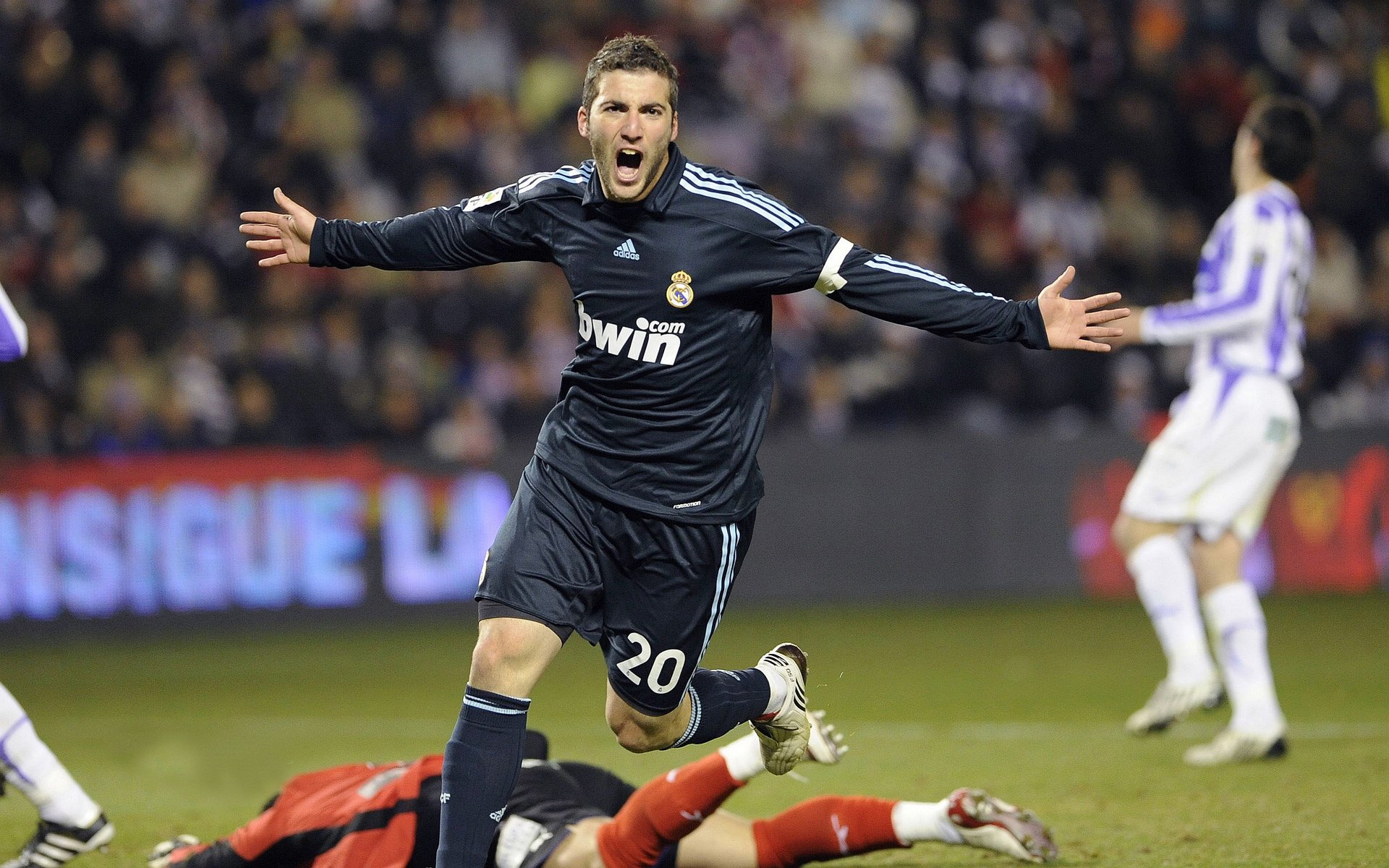 跨界传奇，从罗马绿茵到NBA硬木，奥亚尔萨瓦尔的王者征途